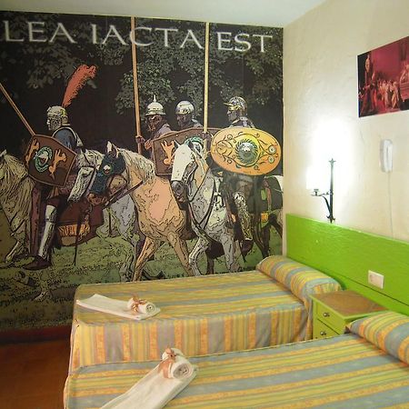 Hostal Tematico El Cid Фуeнхирола Екстериор снимка
