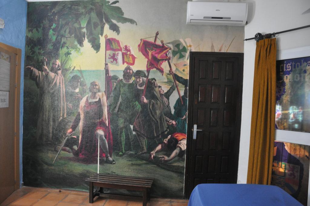 Hostal Tematico El Cid Фуeнхирола Стая снимка