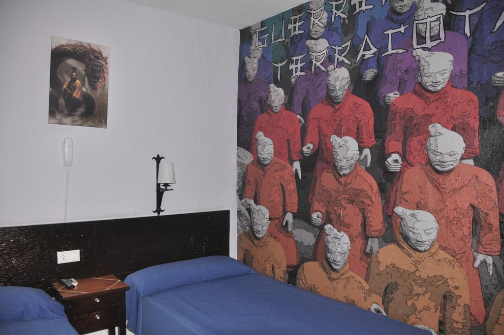 Hostal Tematico El Cid Фуeнхирола Стая снимка