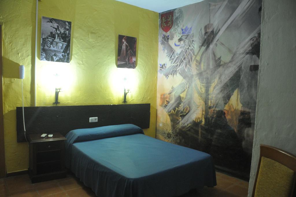 Hostal Tematico El Cid Фуeнхирола Стая снимка