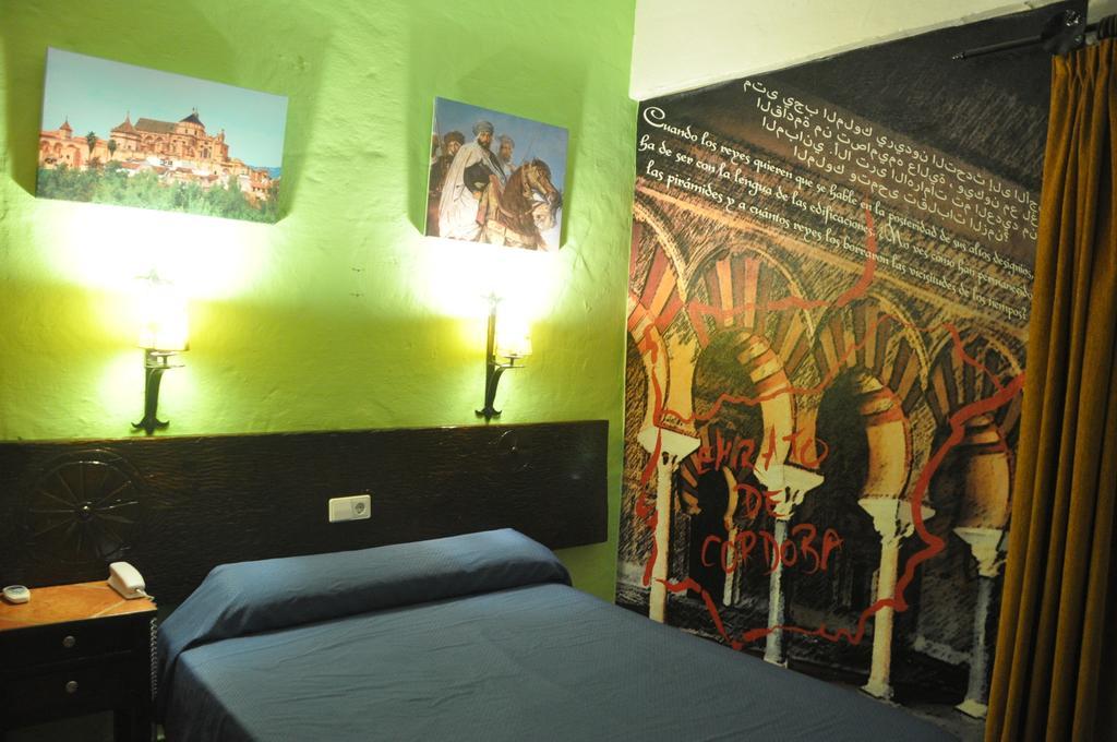 Hostal Tematico El Cid Фуeнхирола Стая снимка