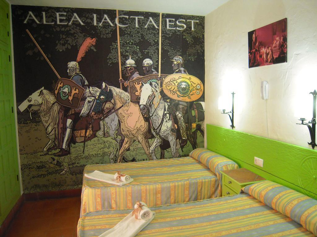 Hostal Tematico El Cid Фуeнхирола Екстериор снимка