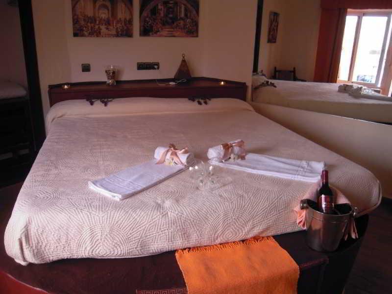 Hostal Tematico El Cid Фуeнхирола Екстериор снимка