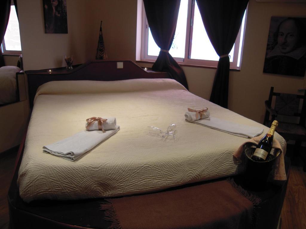 Hostal Tematico El Cid Фуeнхирола Стая снимка