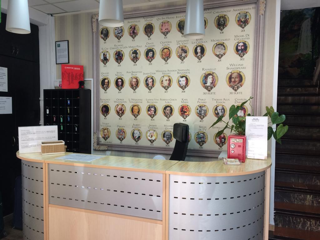 Hostal Tematico El Cid Фуeнхирола Екстериор снимка
