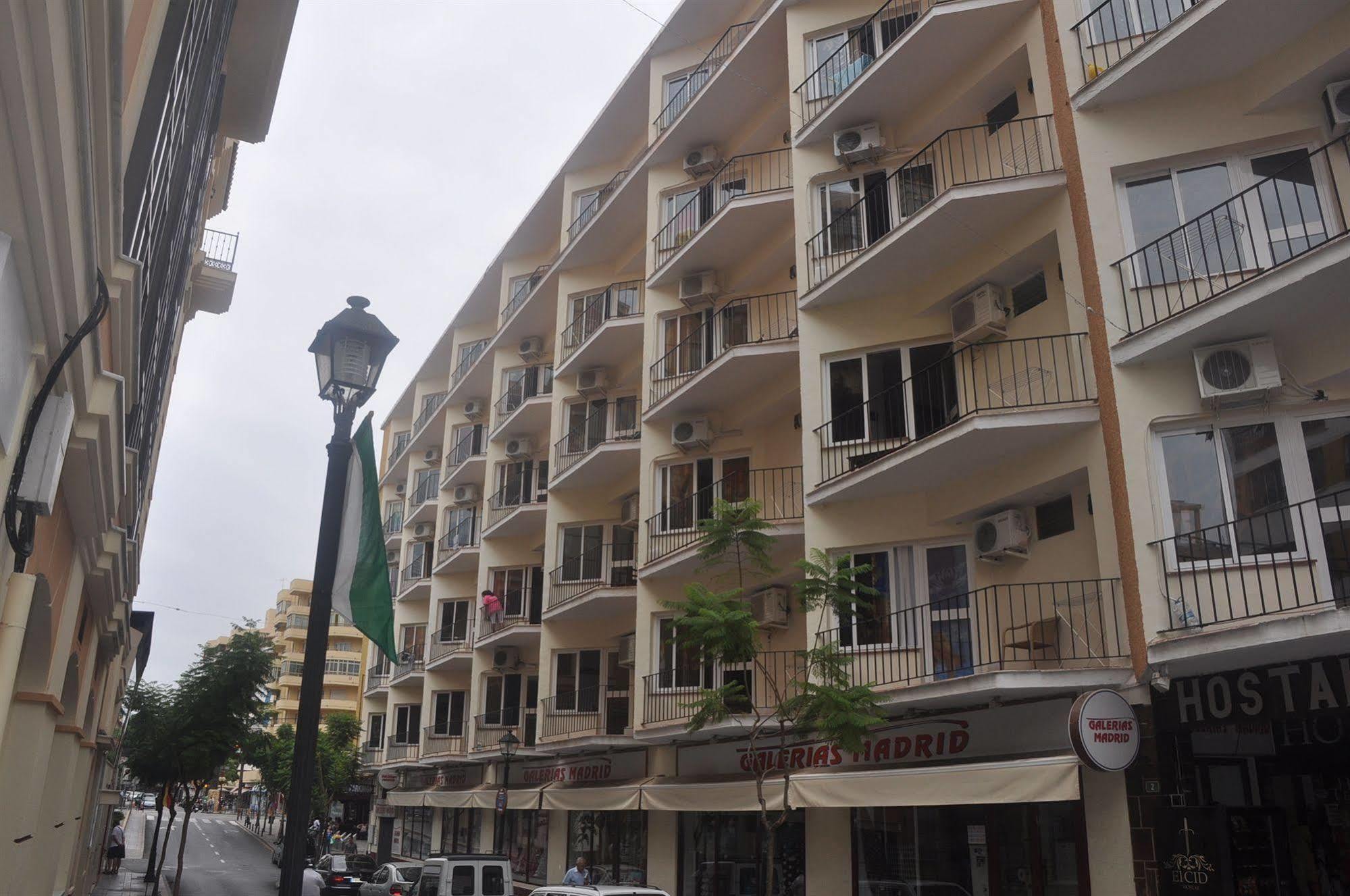 Hostal Tematico El Cid Фуeнхирола Екстериор снимка