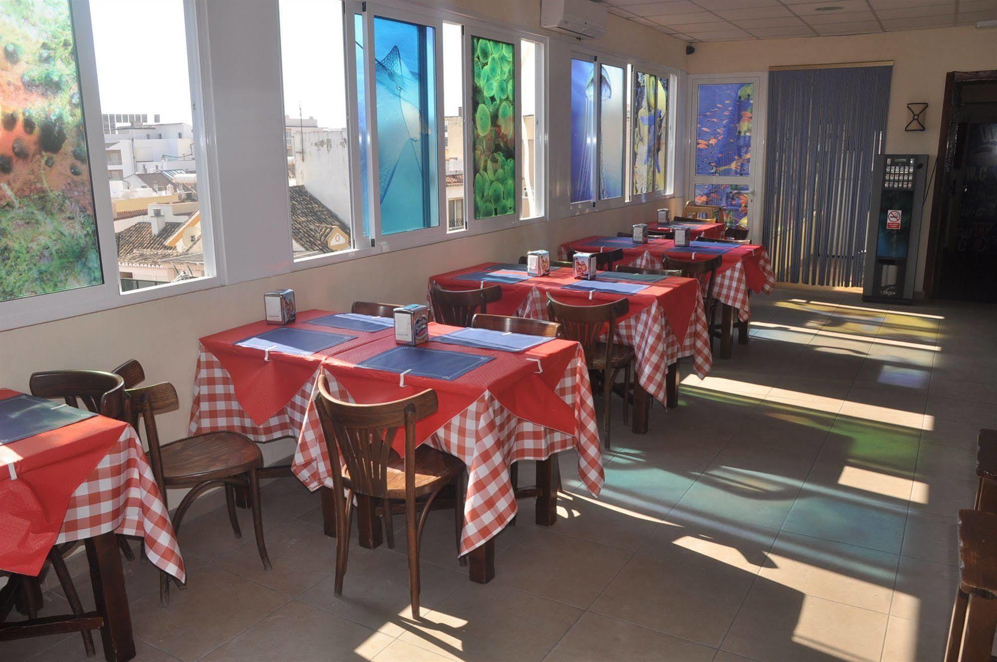 Hostal Tematico El Cid Фуeнхирола Екстериор снимка