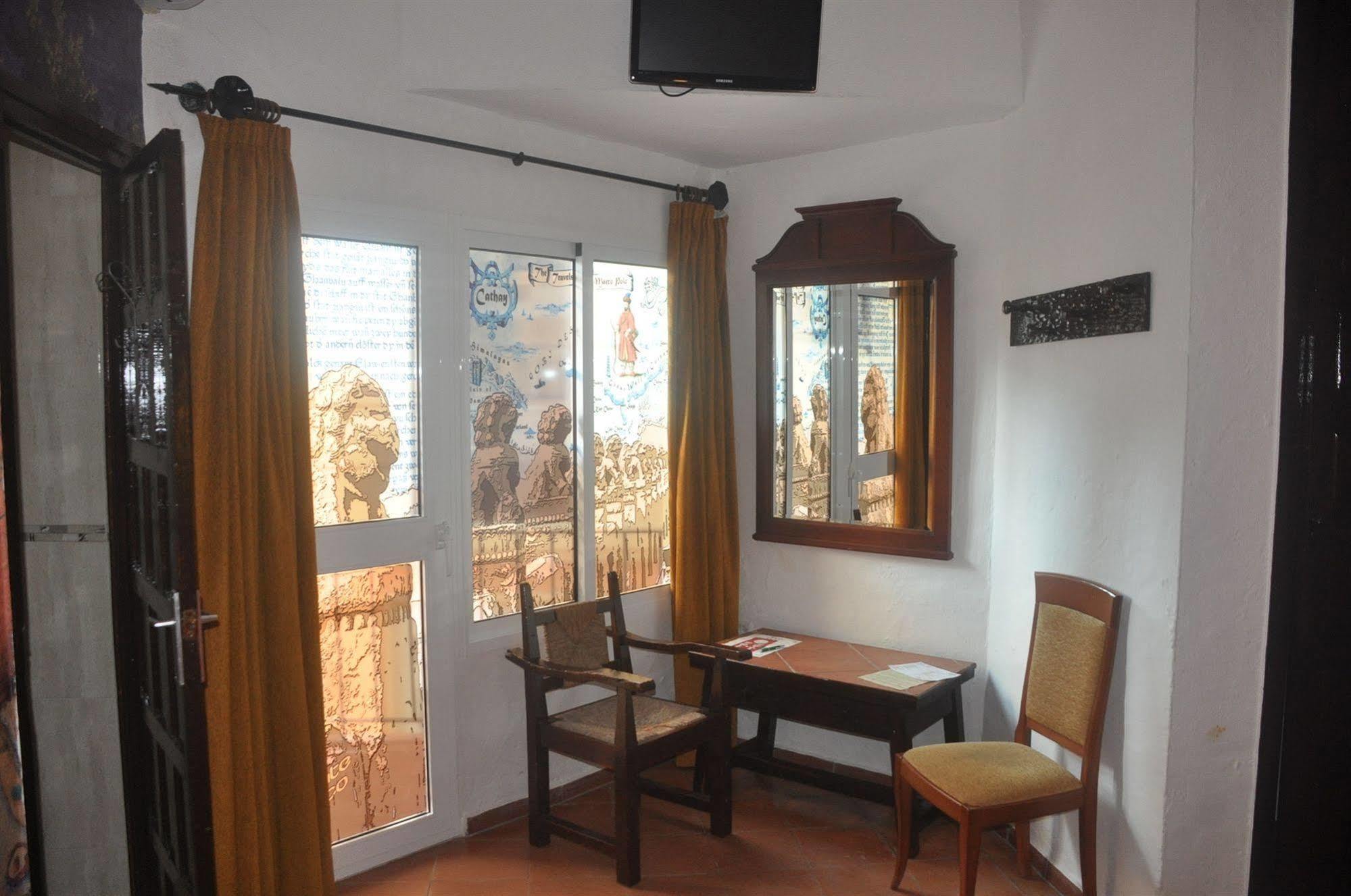 Hostal Tematico El Cid Фуeнхирола Екстериор снимка
