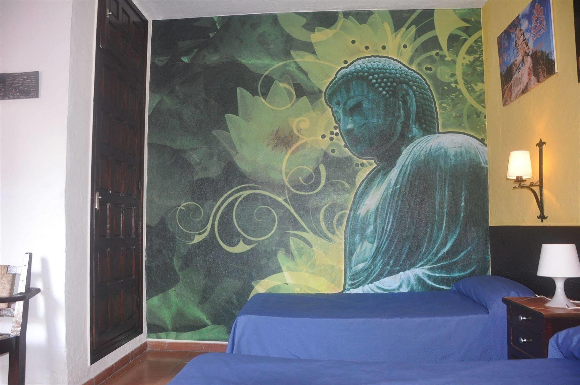 Hostal Tematico El Cid Фуeнхирола Екстериор снимка