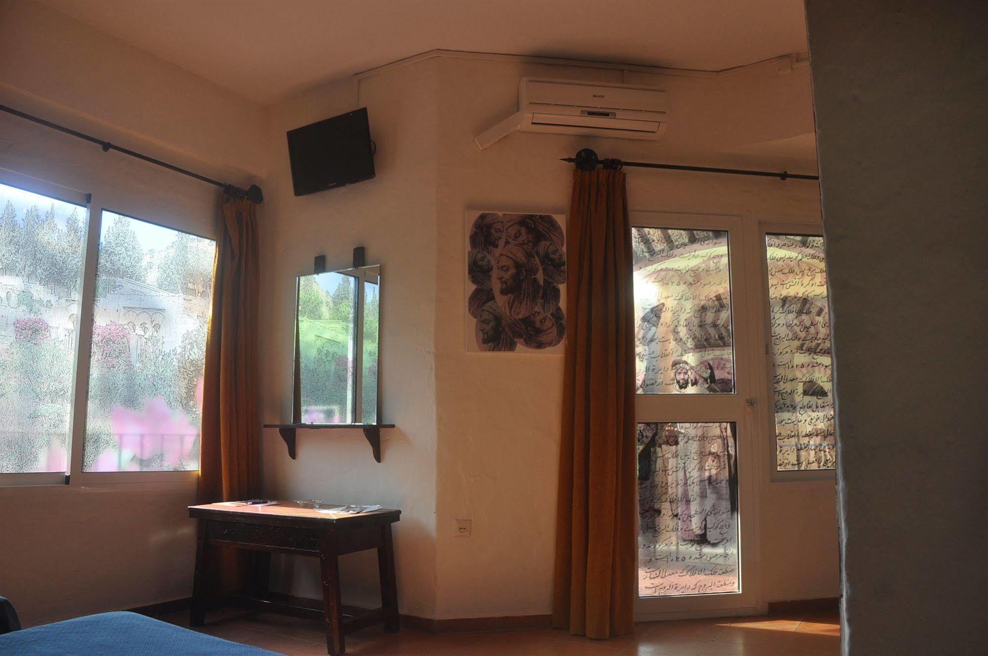 Hostal Tematico El Cid Фуeнхирола Екстериор снимка