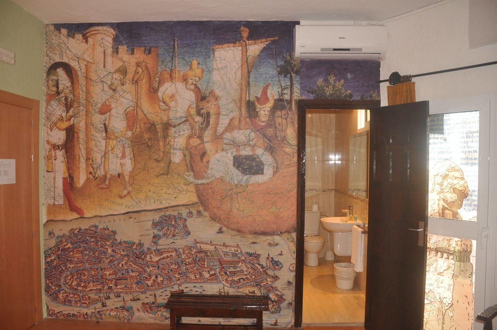 Hostal Tematico El Cid Фуeнхирола Екстериор снимка