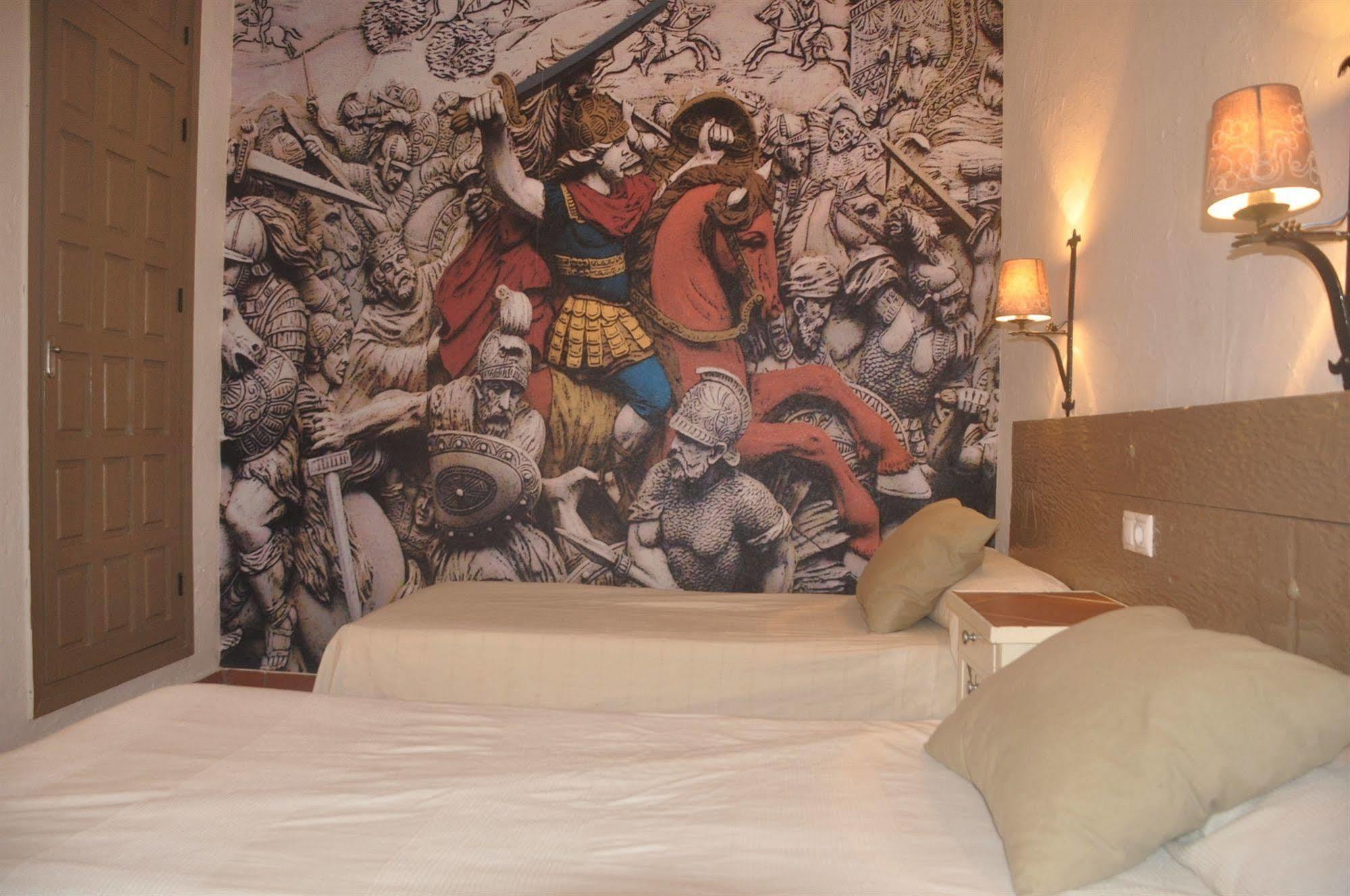 Hostal Tematico El Cid Фуeнхирола Екстериор снимка