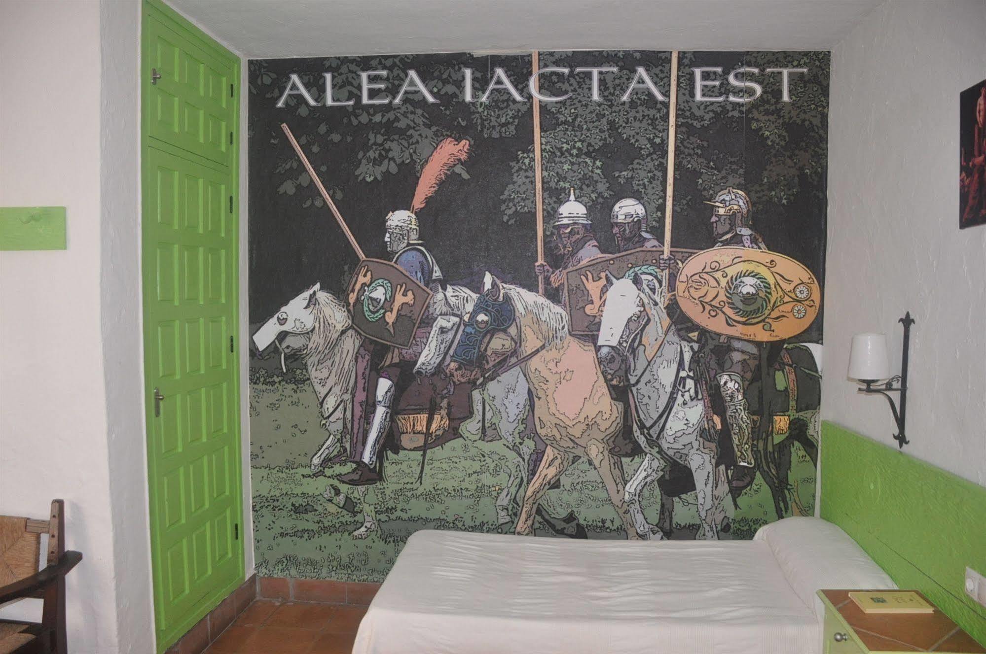 Hostal Tematico El Cid Фуeнхирола Екстериор снимка