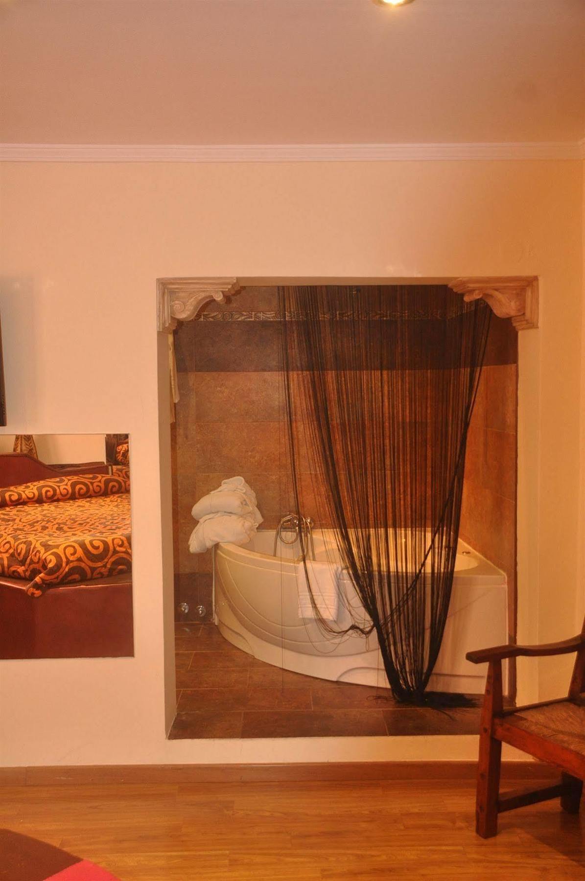 Hostal Tematico El Cid Фуeнхирола Екстериор снимка
