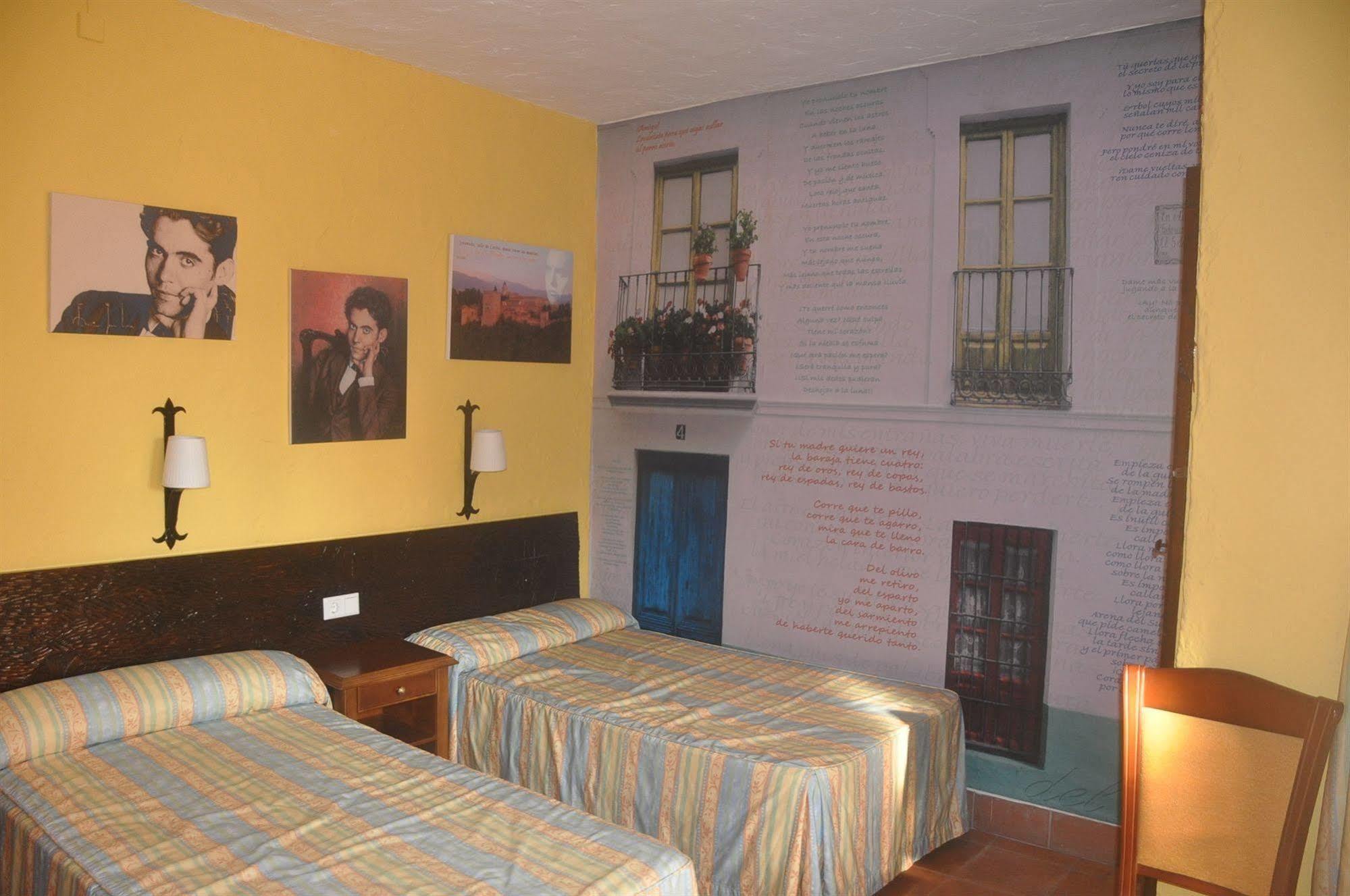 Hostal Tematico El Cid Фуeнхирола Екстериор снимка