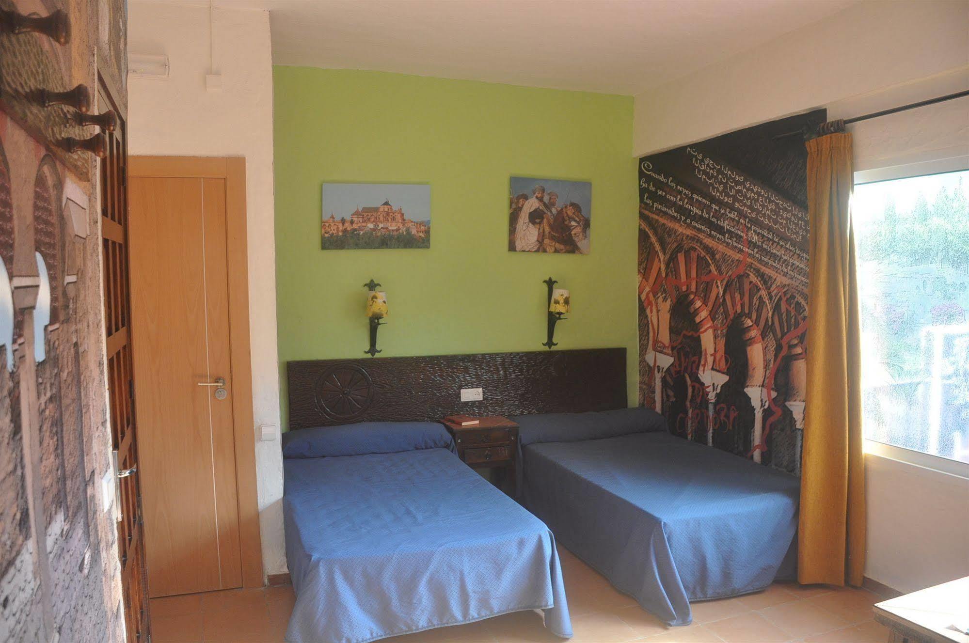 Hostal Tematico El Cid Фуeнхирола Екстериор снимка