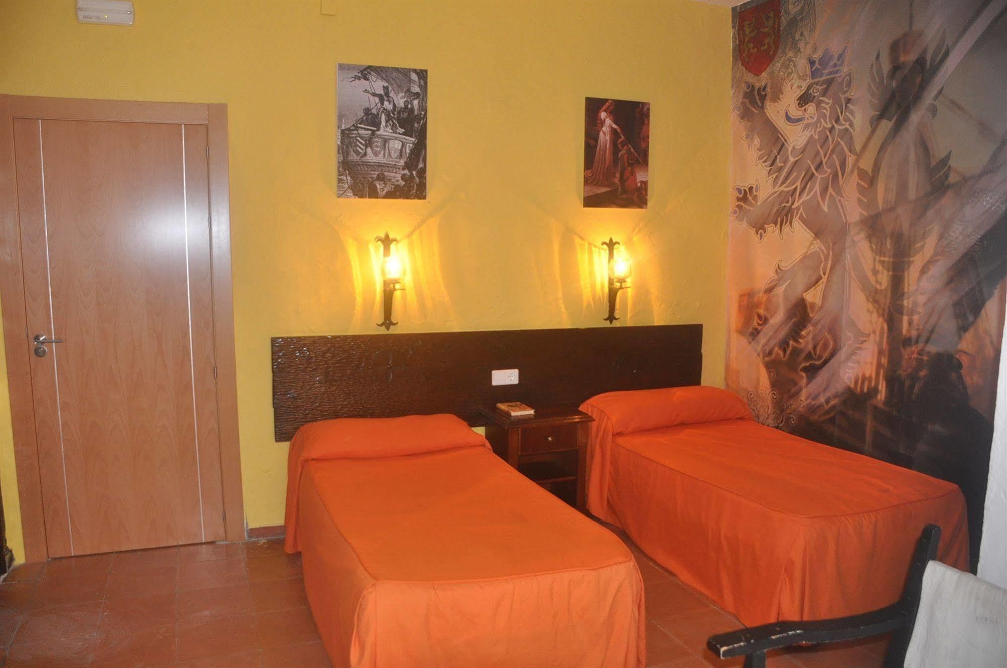 Hostal Tematico El Cid Фуeнхирола Екстериор снимка