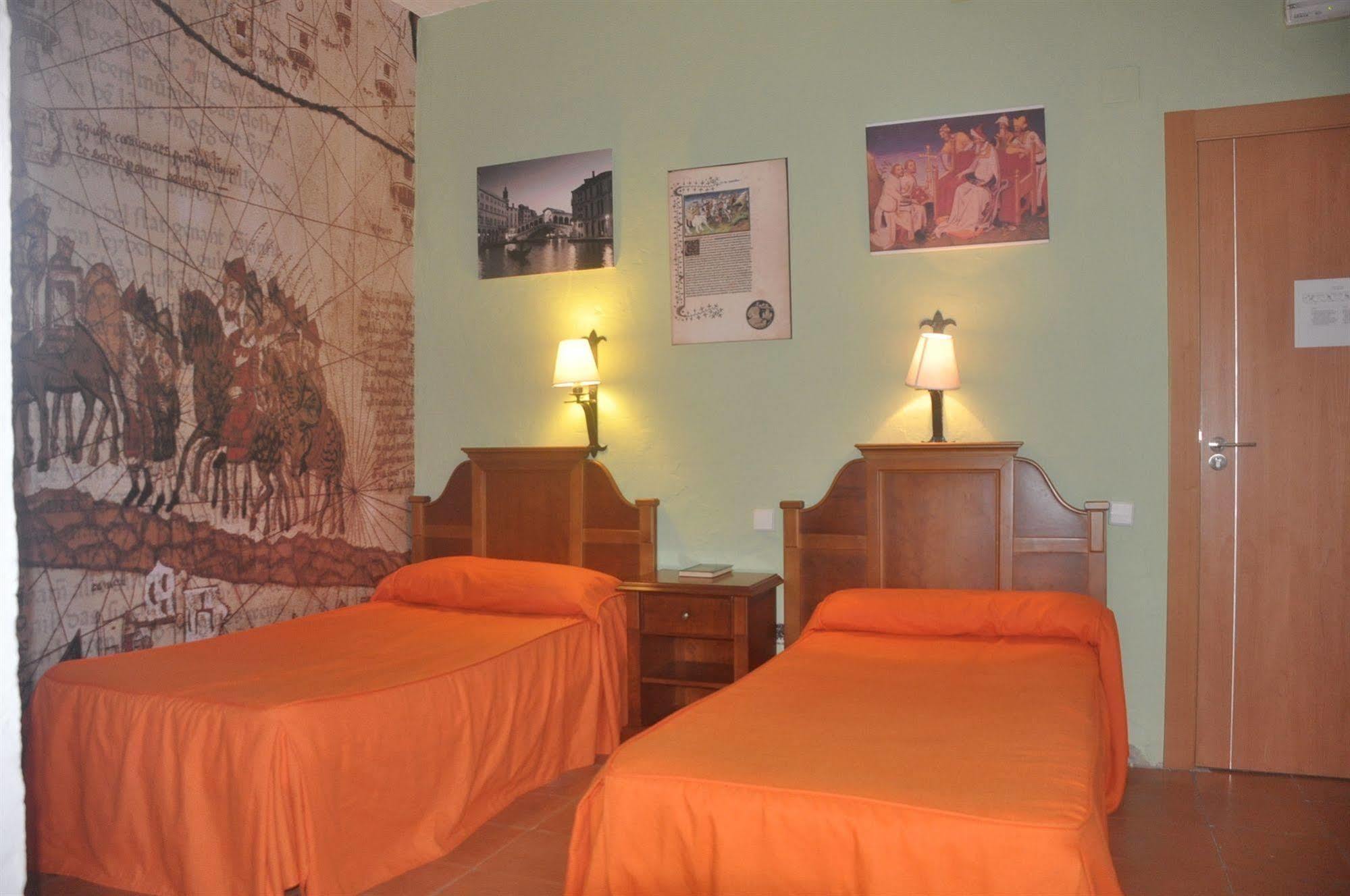 Hostal Tematico El Cid Фуeнхирола Екстериор снимка