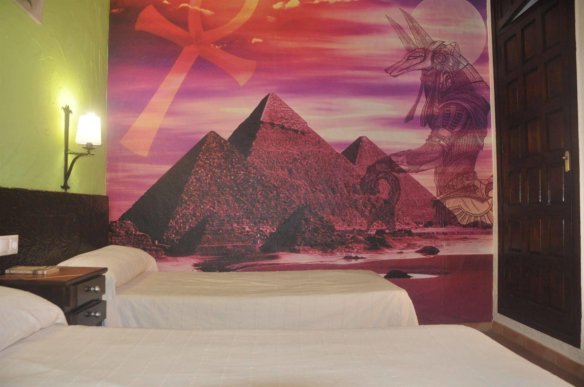 Hostal Tematico El Cid Фуeнхирола Екстериор снимка