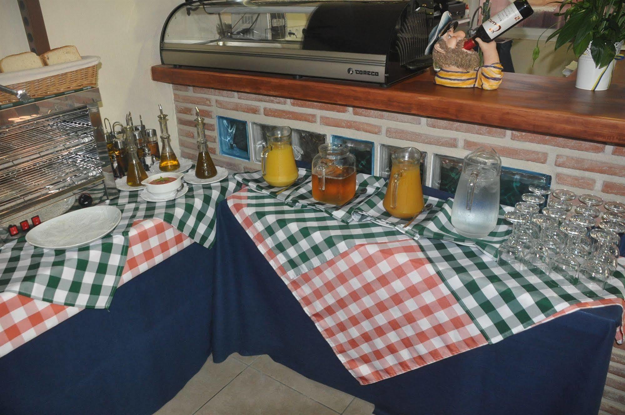 Hostal Tematico El Cid Фуeнхирола Екстериор снимка