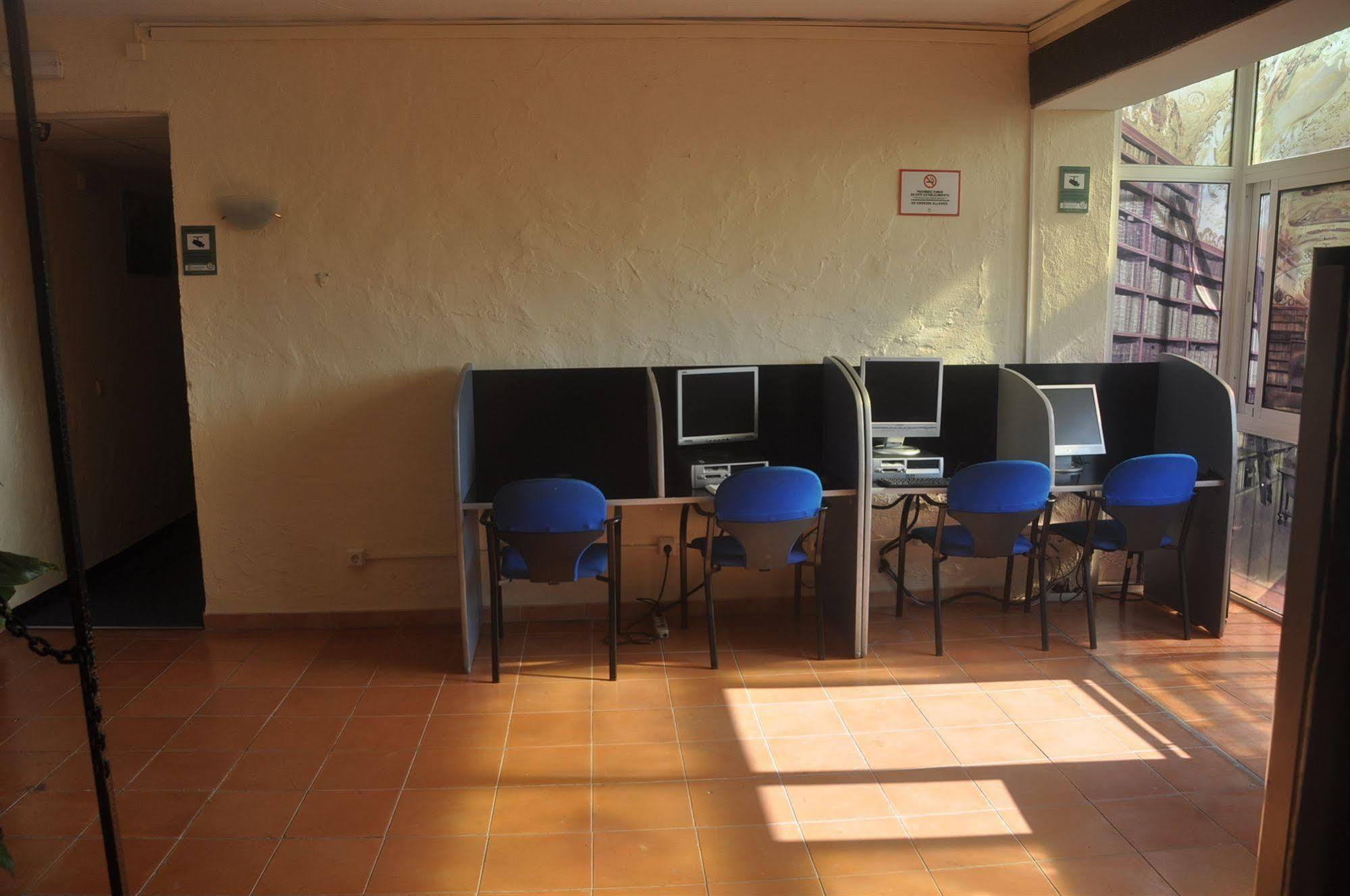 Hostal Tematico El Cid Фуeнхирола Екстериор снимка