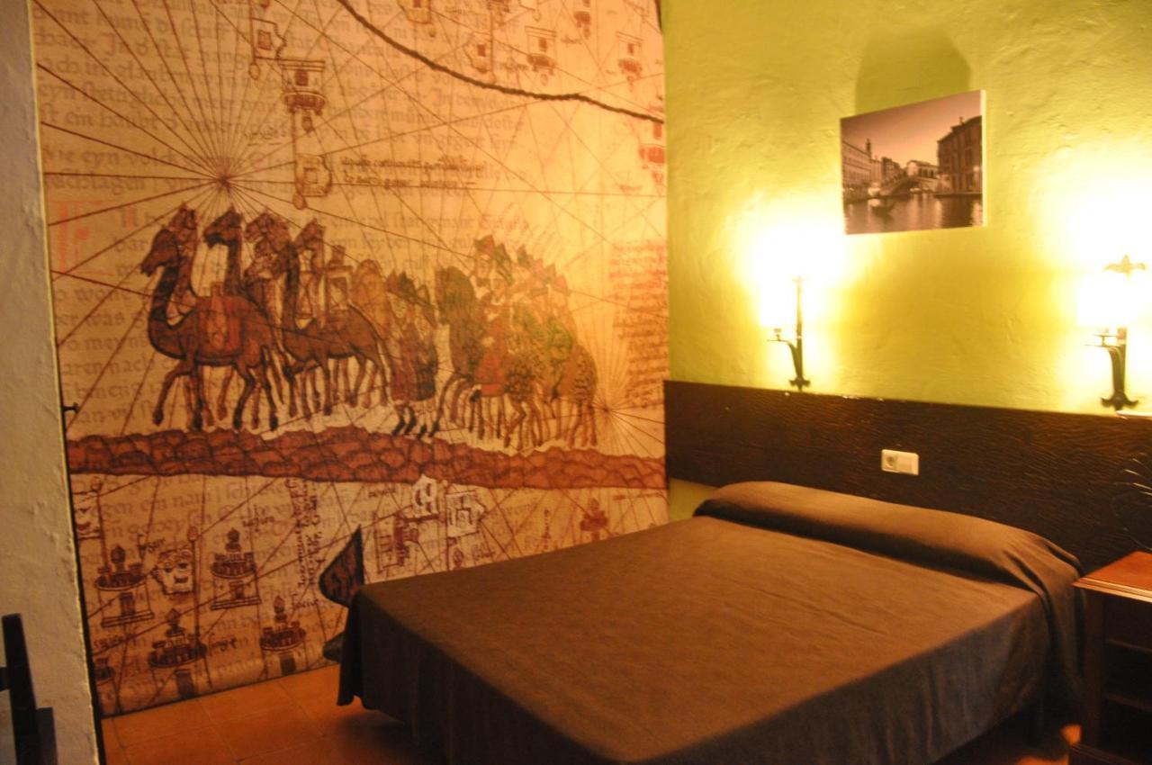 Hostal Tematico El Cid Фуeнхирола Екстериор снимка